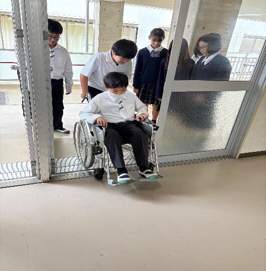 校内での車椅子体験の様子