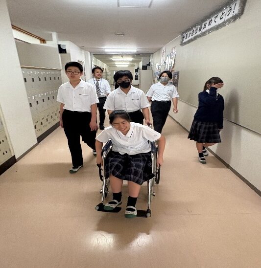 校内での車椅子体験の様子