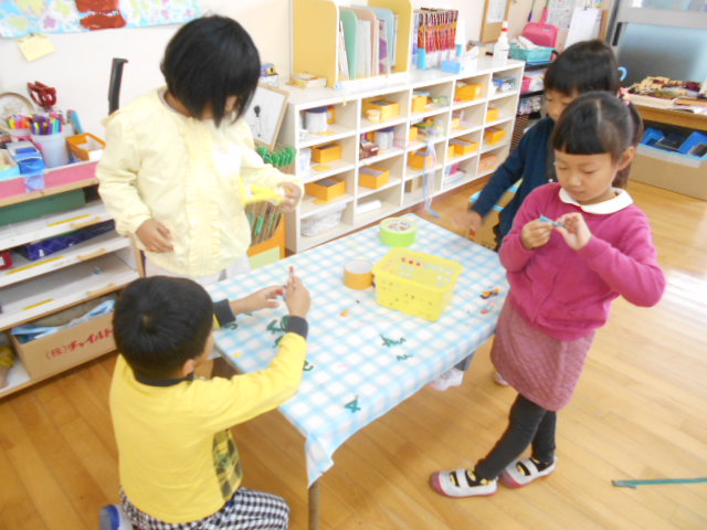 小学校のバザーにおでかけ なかよし たてわり保育 奈良育英幼稚園